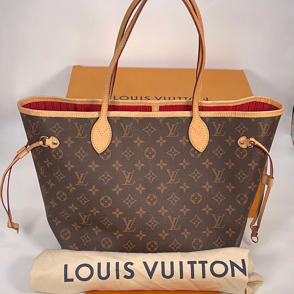 POUCH NOT INCLUDED 
100% Authentic